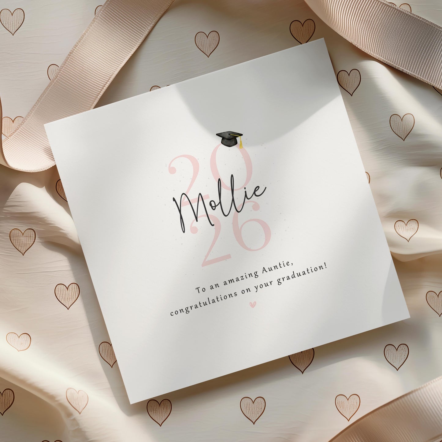 Personalised auntie graduation card featuring custom name, graduation year 2026, graduation cap illustration and congratulations message. Elegant graduation keepsake card for celebrating an auntie’s university or college achievement.