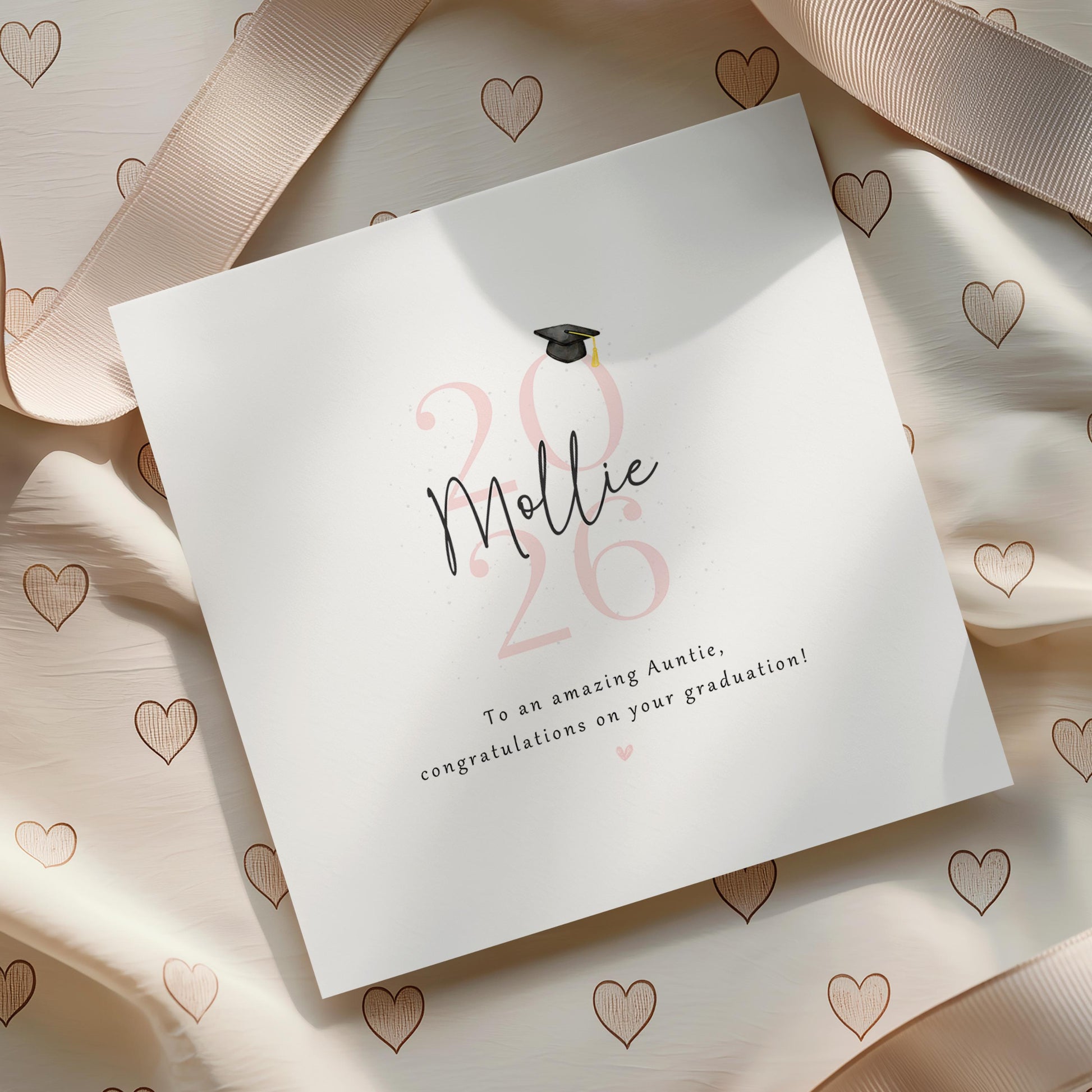 Personalised auntie graduation card featuring custom name, graduation year 2026, graduation cap illustration and congratulations message. Elegant graduation keepsake card for celebrating an auntie’s university or college achievement.